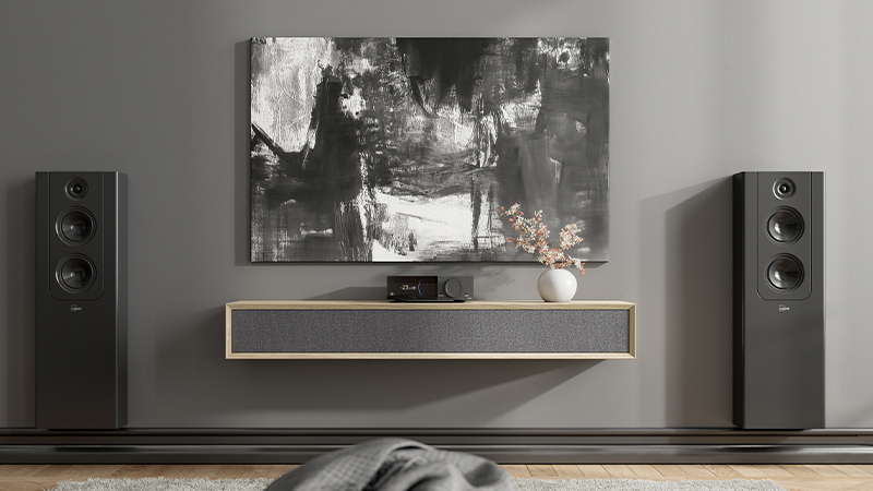 Halvside_vertikalt_800x450_TDAI2210 Lyngdorf TDAI-2210 amplifier in a grey stylish living room