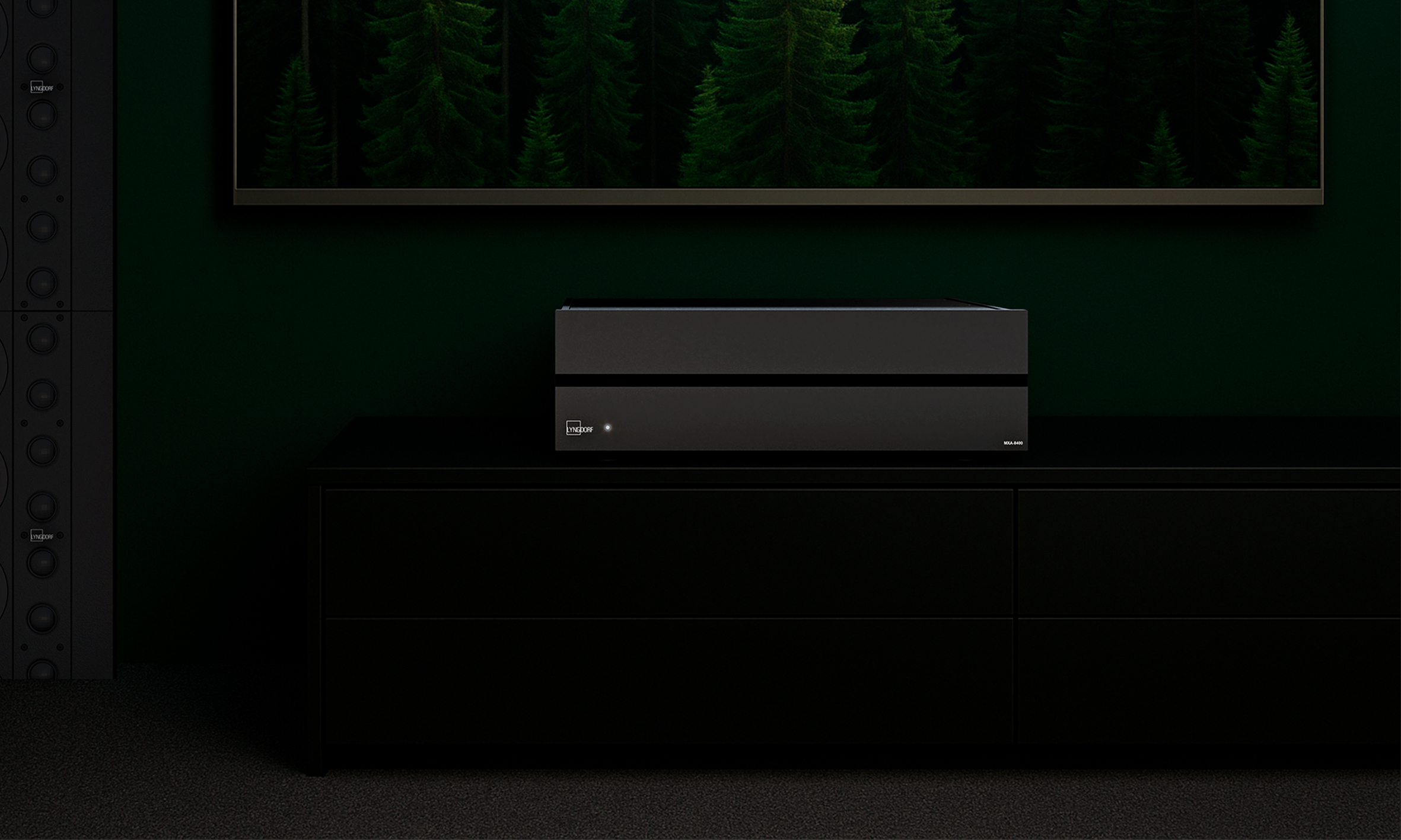 MXA-8400_8 Lyngdorf MXA-8400 amplifier in green home cinema