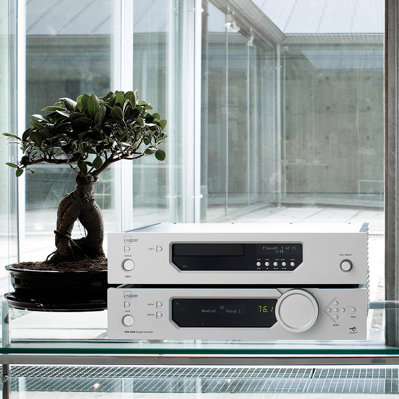 2005_NY Lyngdorf electronics