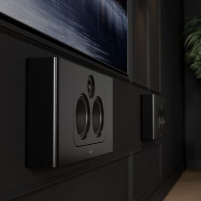 Environment_LCR-2_3xSpeakers_Black_Bio-Livingroom_CloseUP_2.jpg
